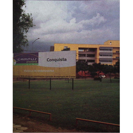 Placa Campus 2000, instalada após a conclusão da construção da Escola de Engenharia, última obra do Campus 2000. Acervo: FUNDEP.