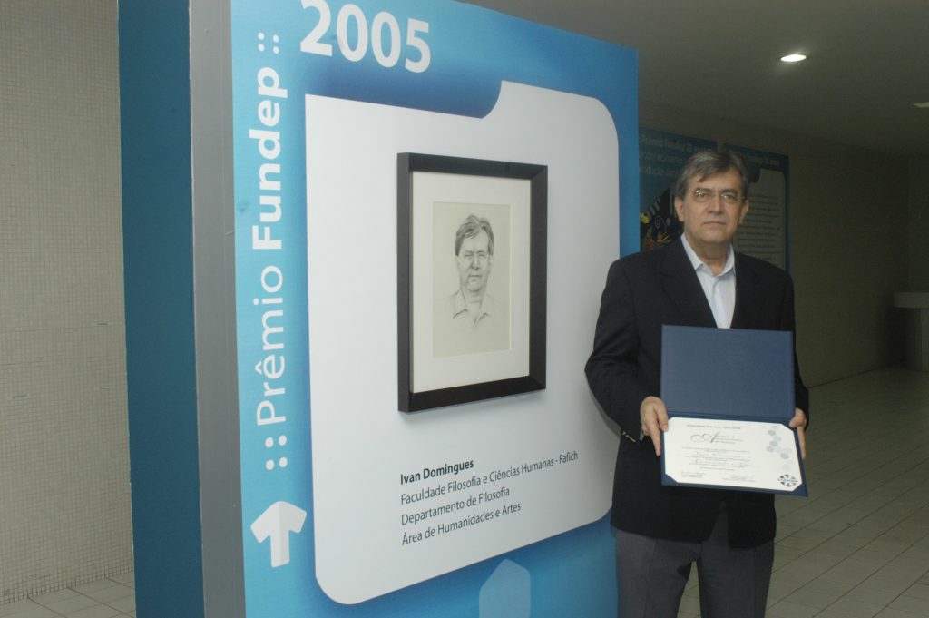 Professor Ivan Domingues recebe o Premio Fundep de 2005. Fonte: Acervo Fundep