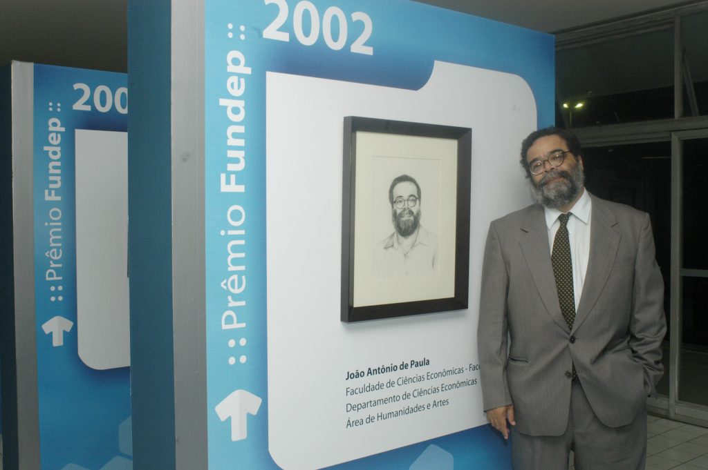 Professor João Antônio de Paula recebe o Premio Fundep de 2005. Fonte: Acervo Fundep