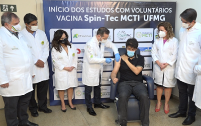 Voluntário é inoculado com a Vacina Spin-Tec. Acervo: UFMG.